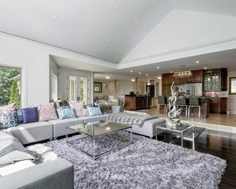 Assets Event Venue Modern interior with elegant Décor - Whitby - Living room