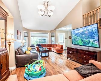 Family Home w/ Swim Spa and Lake Views in High River - High River - Вітальня