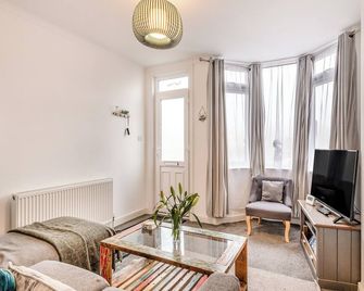 Crab Cottage - Cromer - Living room