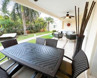 Relax, with our beautiful gardens, large pool and just steps from the beach and lagoon - Puerto Aventuras - Patio
