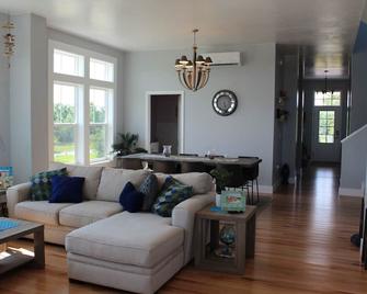 NEWbeach front home.Picture is from beach side porch.Water view from every room. - 長灘（密西西比州） - 客廳