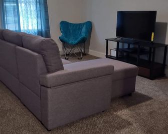 5 Minutes from Downtown! Cheerful Four Bedroom Home - Mineral Wells - Wohnzimmer