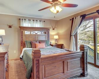 Pet-Friendly Tomahawk Home Deck and Private Hot Tub - Tomahawk - Bedroom