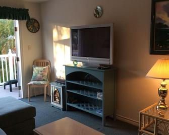 Key West, Gated Truman Annex Condo, new Waterfront Park, and Ft. Zach Beach. - Cayo Hueso - Sala de estar