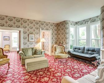 Walk to Lake Michigan and Dtwn Coastal Grand - Ludington - Living room