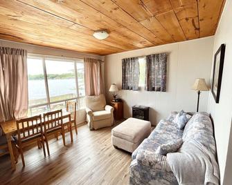 Bayshore Cottage - Off on the point by itself - Nobel - Sala de estar