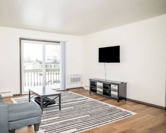 1 Bedroom Apartment at Canterbury Court - Sun Prairie - Obývací pokoj