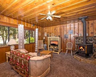 1198 Carson Avenue 1 Bedroom Cabin by RedAwning - South Lake Tahoe - Living room