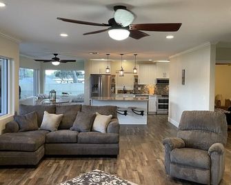 Lillian's Pt - Waterfront on Lake Henderson - Quiet - fishing - boating - Inverness - Sala de estar