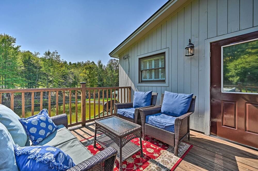 Cozy Apt w/ Hot Tub & Deck, 10 Mi to Stowe Resort! - Stowe - Balcony
