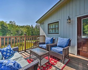 Cozy Apt w/ Hot Tub & Deck, 10 Mi to Stowe Resort! - Stowe - Balcón