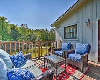 Cozy Apt w/ Hot Tub & Deck, 10 Mi to Stowe Resort! - Stowe - Balcony
