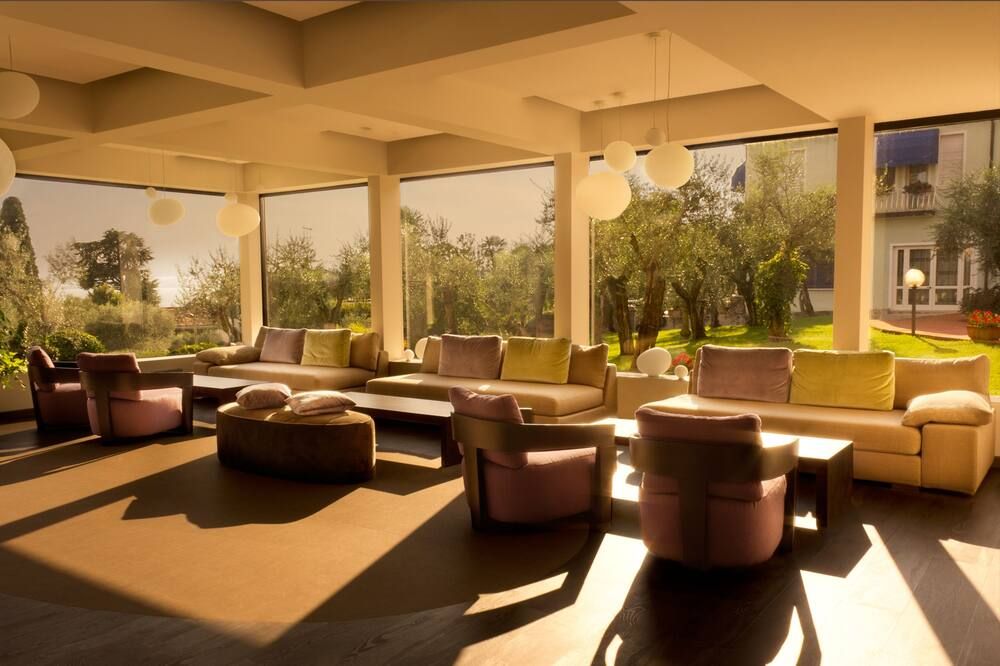 هوتل ديسيري - جاردا ليك كوليكشن - سيرميون - ردهة