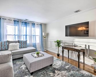 Bay Shore Vacation Rental w/ Shared Yard! - North Babylon - Living room