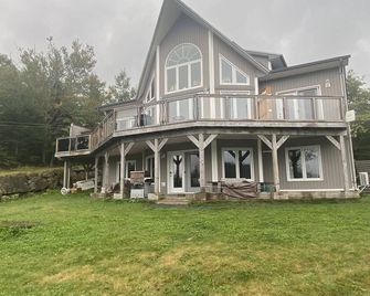 Water front, kayaking, wildlife, surfing and fresh air - Head of Jeddore - Edificio