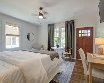 A Stylish & Comfortable Retreat in Historic Wilmore, Steps from Uptown Charlotte - Charlotte - Habitación