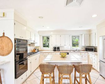 Charming Sea Island Cottage • Steps to Beach • Sleeps 10 - Sea Island - Kitchen
