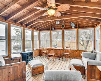 Classic Waterfront Home on Lake Maspenock w/ Grill - Hopkinton - Sala de estar