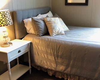 The Red Front Suite - Sleeps 15 - Nauvoo - Bedroom