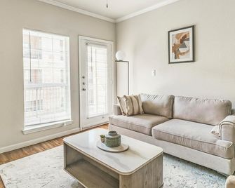 Landing | Modern 1bd, Clubhouse, Game Room - Houston - Sala