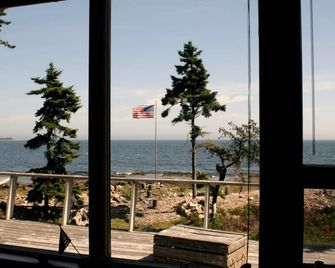 Private Oceanfront Getaway - Large Deck, Stunning Views, Just Steps To The Ocean - Gouldsboro - Balcón