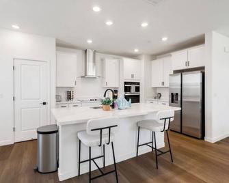 Brand New Single Story Modern 2024 Home - Elk Grove - Kuchyň