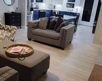 Relax at Hibiscus Grove - w/ an Amazing Deck View - Kings Mountain - Wohnzimmer