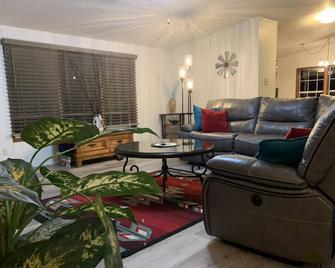 Opossum Branch Cabin Secluded Rustic Cabin with Exceptional Views! - Glen Rose - Living room