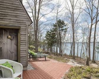 A Waterfront Retreat with Private Deep Water Dock. Dogs allowed upon request - Yarmouth - Patio