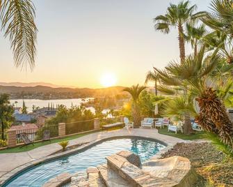 Discover a Private Lake Getaway Oasis in SoCal Wine Country / near Temecula - Canyon Lake - Piscina
