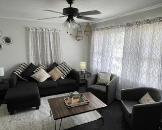 1 king/2queen bd home next to big park - Lexington - Wohnzimmer