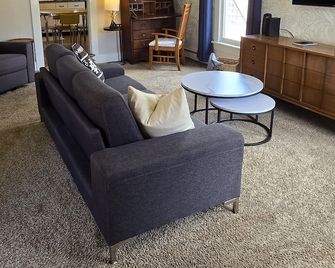 Deer Haven Bungalow- Walk to historic downtown Cody, Charming Home! - Cody - Living room