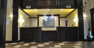 Holiday Inn Express & Suites Greensburg - Greensburg - Front desk
