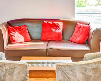 The Hotel Rafiya, Redditch - Redditch - Living room