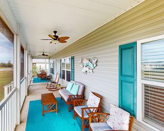 Gorgeous coastal home with full kitchen & screened-in porch - close to the beach - Mexico Beach - Balcón