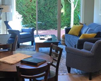 2bdrm 2bath Cottage w/ indoor pool 5 min from beach - Parksville - Living room