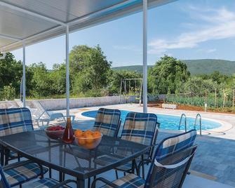 Three-Bedroom Holiday Home In Rozovac - Lozovac - Bazén