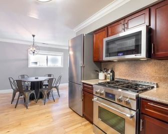 @ Marbella Lane Seaside Retreat, Walk to the Beach - Half Moon Bay - Cocina