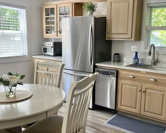 Newly remodeled home two blocks from Lake Charlevoix. 5 miles to Boyne Mt. - Boyne City - Kitchen