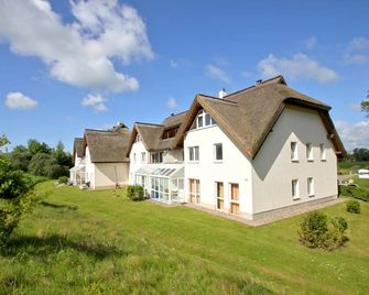 Strandhaus Mönchgut Ferienwohnung 09 mit Sauna- und Schwimmbadnutzung im AHOI Sellin - Middelhagen - Будівля