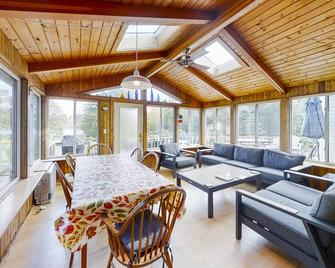 Mill Pond Cottage w/ Kayaks & Boat Launch Access - East Boothbay