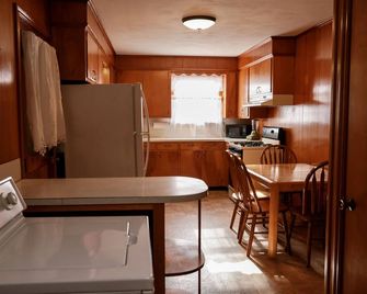 Vintage Charm, Upgraded - White Sheets + Fast Wi Fi + 2 King Beds - Russellville - Kitchen