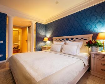 Grand Avenue Hotel - Yekaterinburg - Yatak Odası