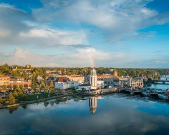 Walk Downtown & River Stylish Cozy Stay w Huge Porch - Saint Charles - Outdoor view