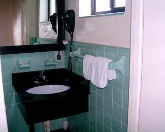 Budget Inn Okeechobee - Okeechobee - Bathroom