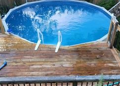 Private Walk-Out Minutes From Trent University - Peterborough - Piscina