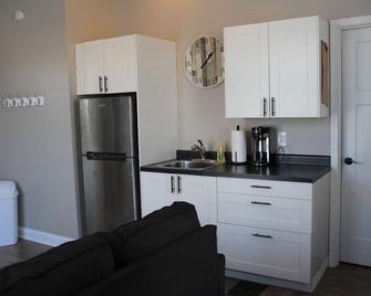 Rebecca's Retreat on Katy Trail in beautiful downtown Pleasant Hill MO - Pleasant Hill - Kitchen