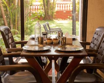 Girivihar Holiday Club - Pure Veg - 羅納瓦拉 - 餐廳