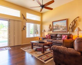 Oasis Villa With Pool, Putting Green & Pool Table - Maricopa - Sala de estar