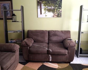 Montevista, 2br 2.5bt Townhouse In Mandeville - Mandeville - Pokój dzienny